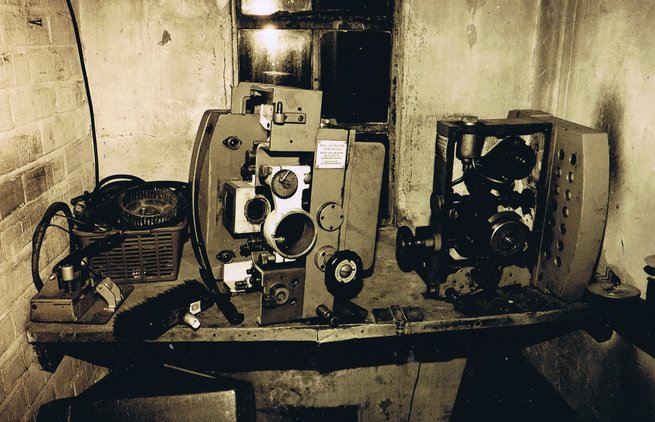 An old unknown projector in bits